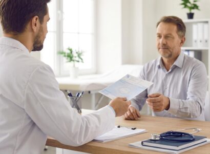 medecin donne une ordonnance à son patient