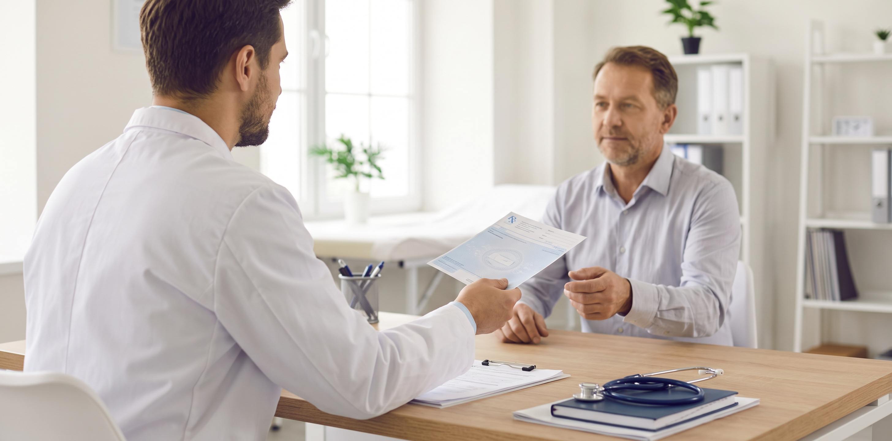 medecin donne une ordonnance à son patient